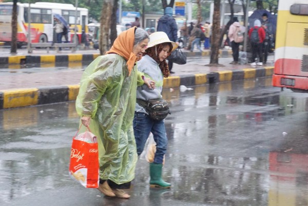Tắc đường toàn tập trong ngày làm việc cuối cùng của năm, mọi người tranh thủ rời đô nghỉ Tết Dương lịch