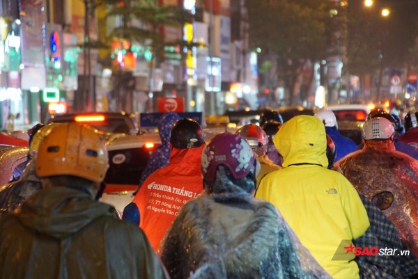 Tắc đường toàn tập trong ngày làm việc cuối cùng của năm, mọi người tranh thủ rời đô nghỉ Tết Dương lịch