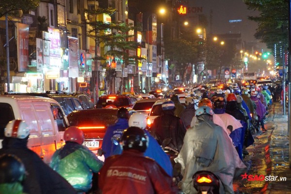 Tắc đường toàn tập trong ngày làm việc cuối cùng của năm, mọi người tranh thủ rời đô nghỉ Tết Dương lịch