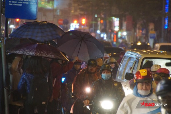 Tắc đường toàn tập trong ngày làm việc cuối cùng của năm, mọi người tranh thủ rời đô nghỉ Tết Dương lịch