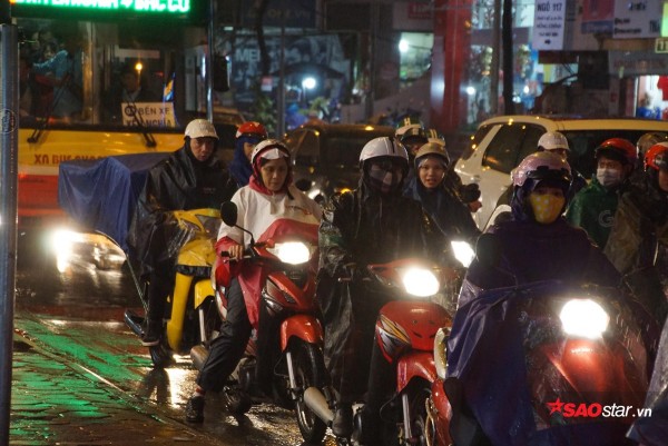 Tắc đường toàn tập trong ngày làm việc cuối cùng của năm, mọi người tranh thủ rời đô nghỉ Tết Dương lịch