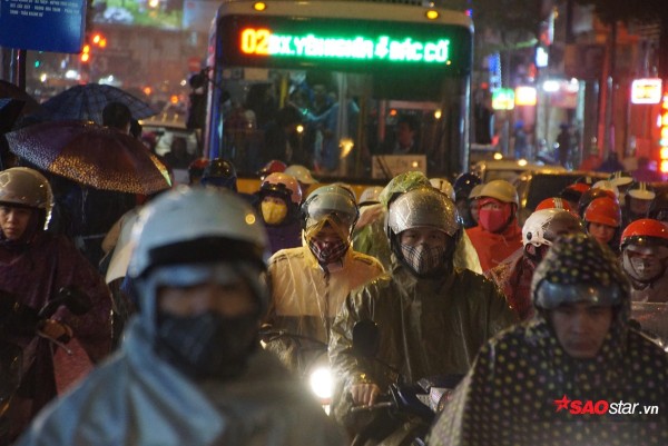 Tắc đường toàn tập trong ngày làm việc cuối cùng của năm, mọi người tranh thủ rời đô nghỉ Tết Dương lịch