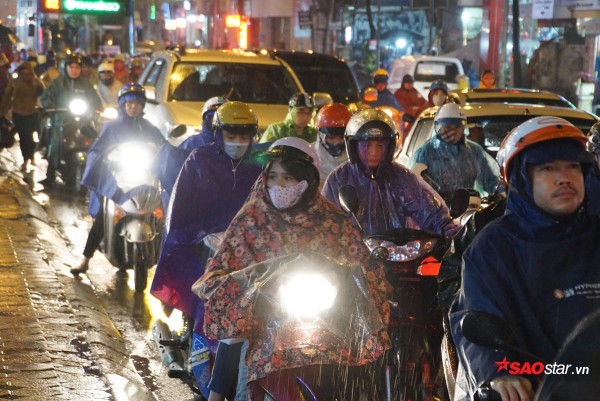 Tắc đường toàn tập trong ngày làm việc cuối cùng của năm, mọi người tranh thủ rời đô nghỉ Tết Dương lịch