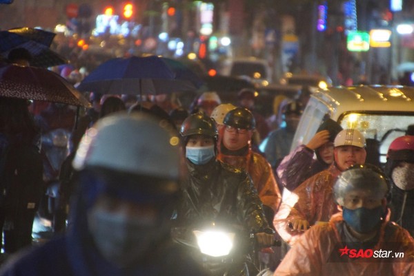 Tắc đường toàn tập trong ngày làm việc cuối cùng của năm, mọi người tranh thủ rời đô nghỉ Tết Dương lịch