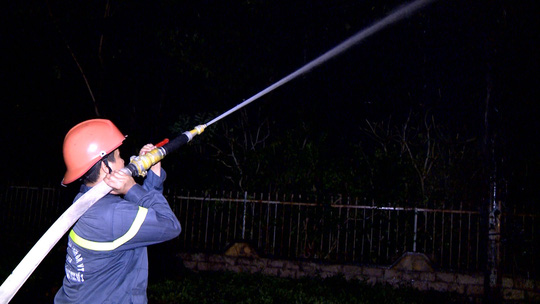 Cả ngàn hộ dân nháo nhào vì trụ điện, cáp viễn thông bùng cháy