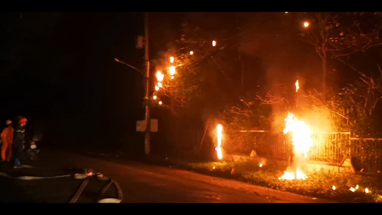 Cả ngàn hộ dân nháo nhào vì trụ điện, cáp viễn thông bùng cháy