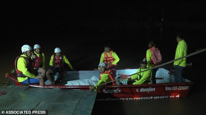 Thái Lan: 2 bà vợ lái xe điện sân golf tông 2 ông chồng rơi xuống sông, 2 người thiệt mạng