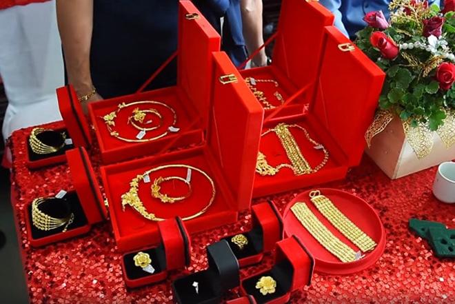 Cô dâu được bố mẹ chồng tặng 115 cây vàng vẫn chưa là gì so với đám cưới khủng này