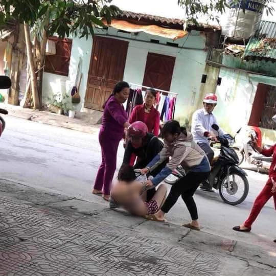 Xôn xao hình ảnh 2 mẹ con cùng đi đánh ghen, lột đồ cô nhân tình bất chấp can ngăn: Thương nó, ai thương con tôi!