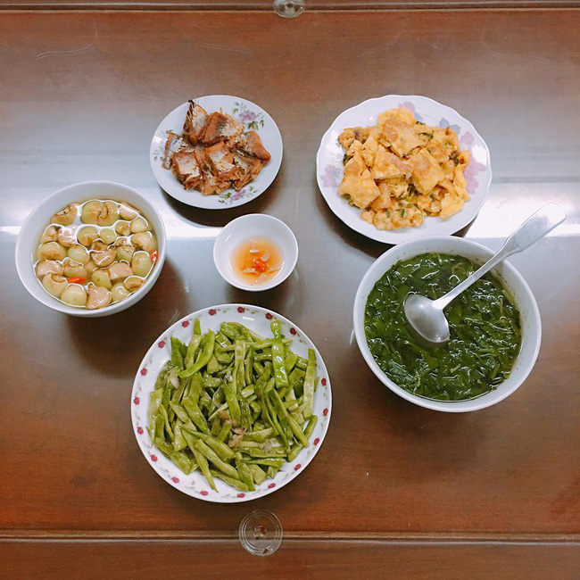 Mang mâm cơm nhà vừa rẻ vừa ngon đi khoe khắp các diễn đàn, mẹ trẻ bị cư dân mạng ném đá vì lý do này