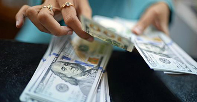 Giá USD tại các ngân hàng cắm đầu giảm 40-60 đồng
