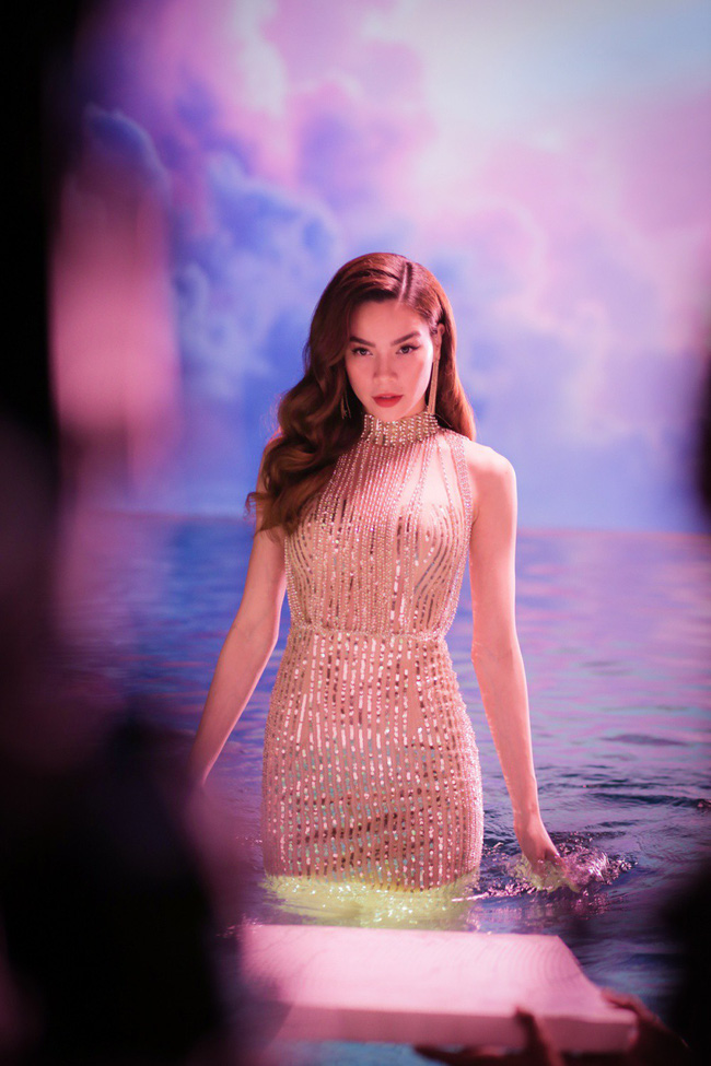 Đang bận ra mắt gia đình Kim Lý ở Thụy Điển, Hà Hồ vẫn tranh thủ tung ca khúc mới