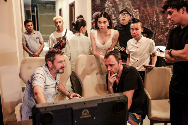 Đang bận ra mắt gia đình Kim Lý ở Thụy Điển, Hà Hồ vẫn tranh thủ tung ca khúc mới