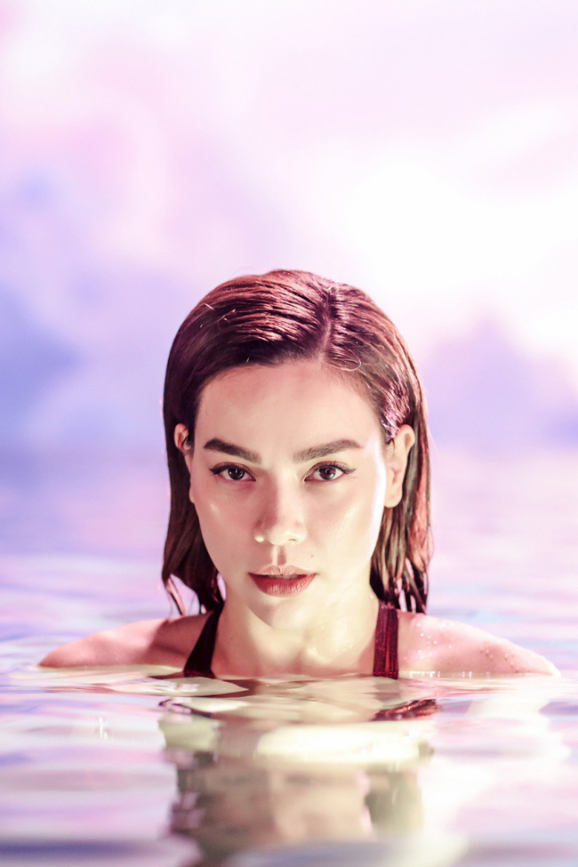 Đang bận ra mắt gia đình Kim Lý ở Thụy Điển, Hà Hồ vẫn tranh thủ tung ca khúc mới