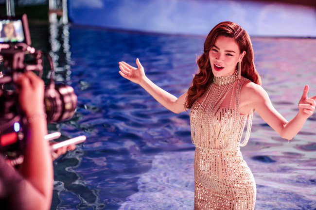 Đang bận ra mắt gia đình Kim Lý ở Thụy Điển, Hà Hồ vẫn tranh thủ tung ca khúc mới