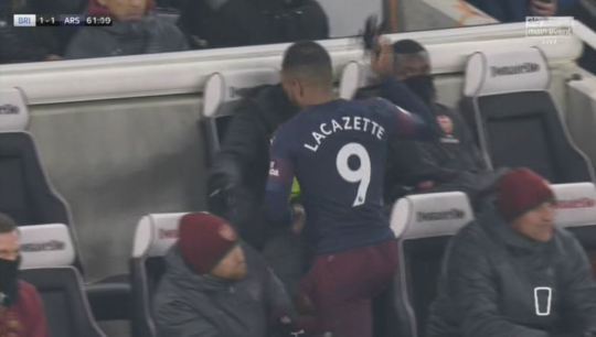 Hành xử kiểu bất cần đời, bom tấn từ chối bắt tay HLV Arsenal