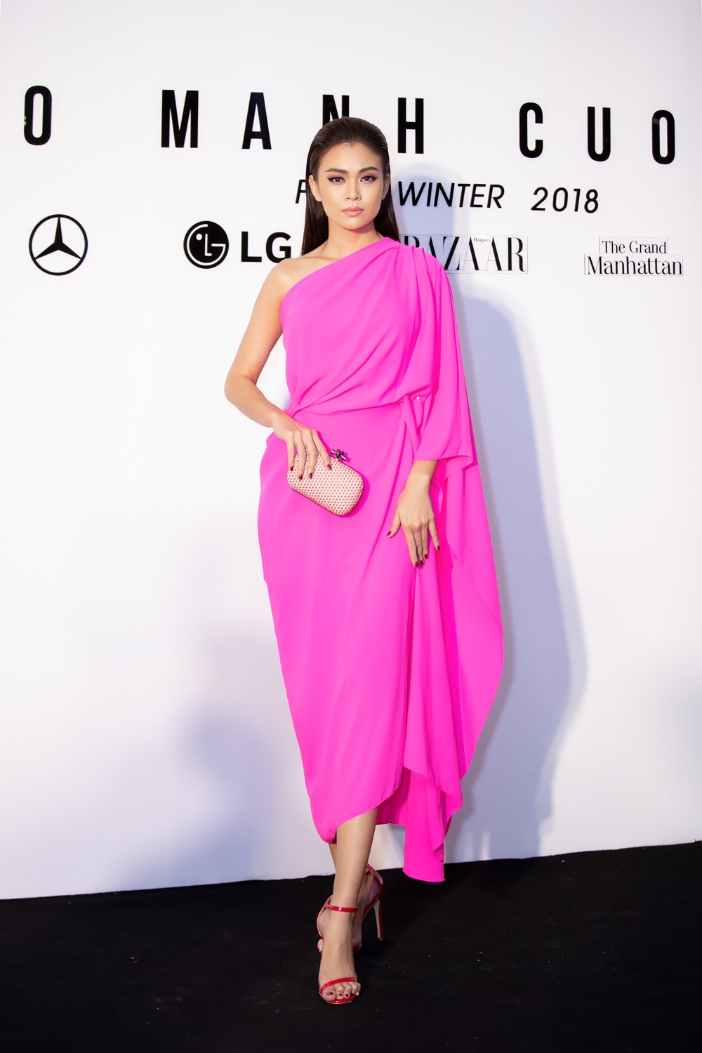 Spotlight thảm đỏ show Đỗ Mạnh Cường: Nước mắt sầu bi của Angela Phương Trinh và khuôn ngực phồn thực của Kỳ Duyên