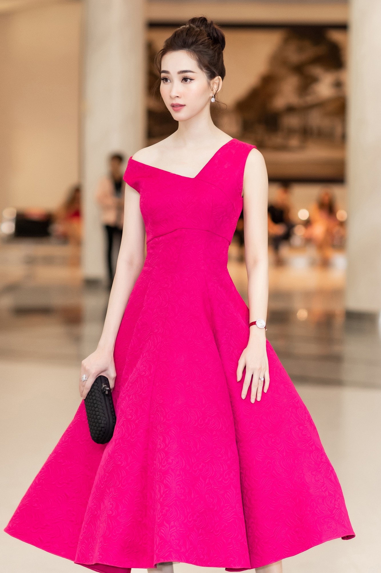 Spotlight thảm đỏ show Đỗ Mạnh Cường: Nước mắt sầu bi của Angela Phương Trinh và khuôn ngực phồn thực của Kỳ Duyên