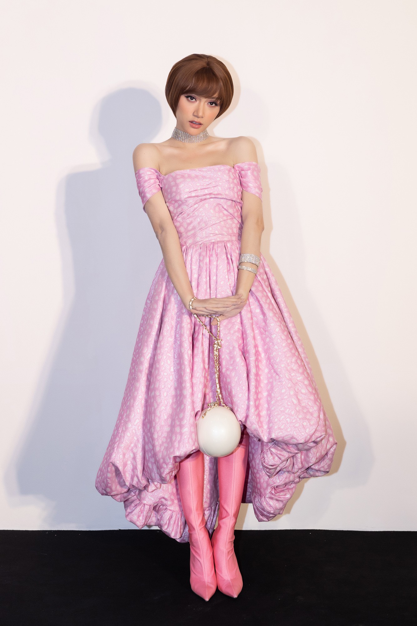 Spotlight thảm đỏ show Đỗ Mạnh Cường: Nước mắt sầu bi của Angela Phương Trinh và khuôn ngực phồn thực của Kỳ Duyên