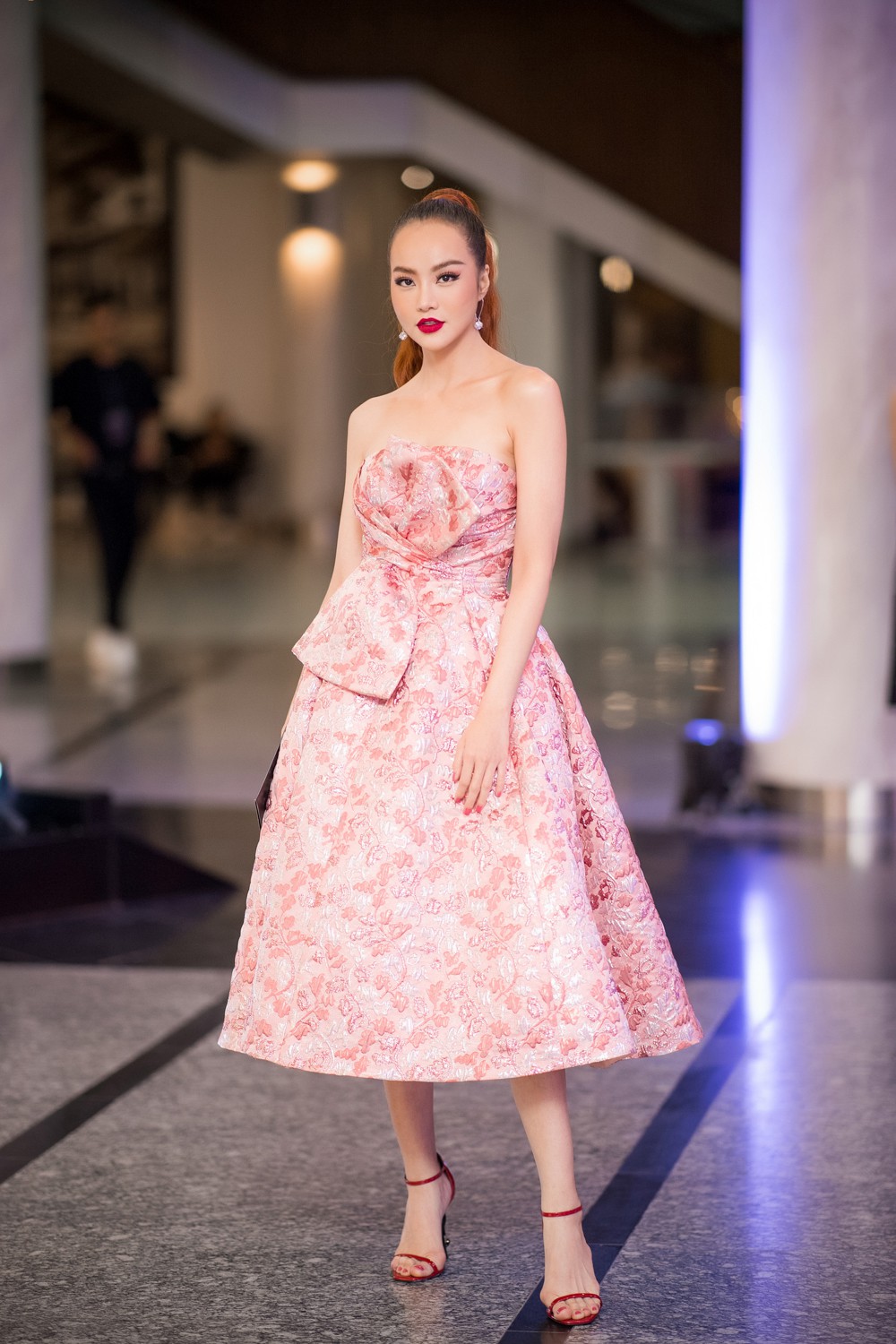 Spotlight thảm đỏ show Đỗ Mạnh Cường: Nước mắt sầu bi của Angela Phương Trinh và khuôn ngực phồn thực của Kỳ Duyên