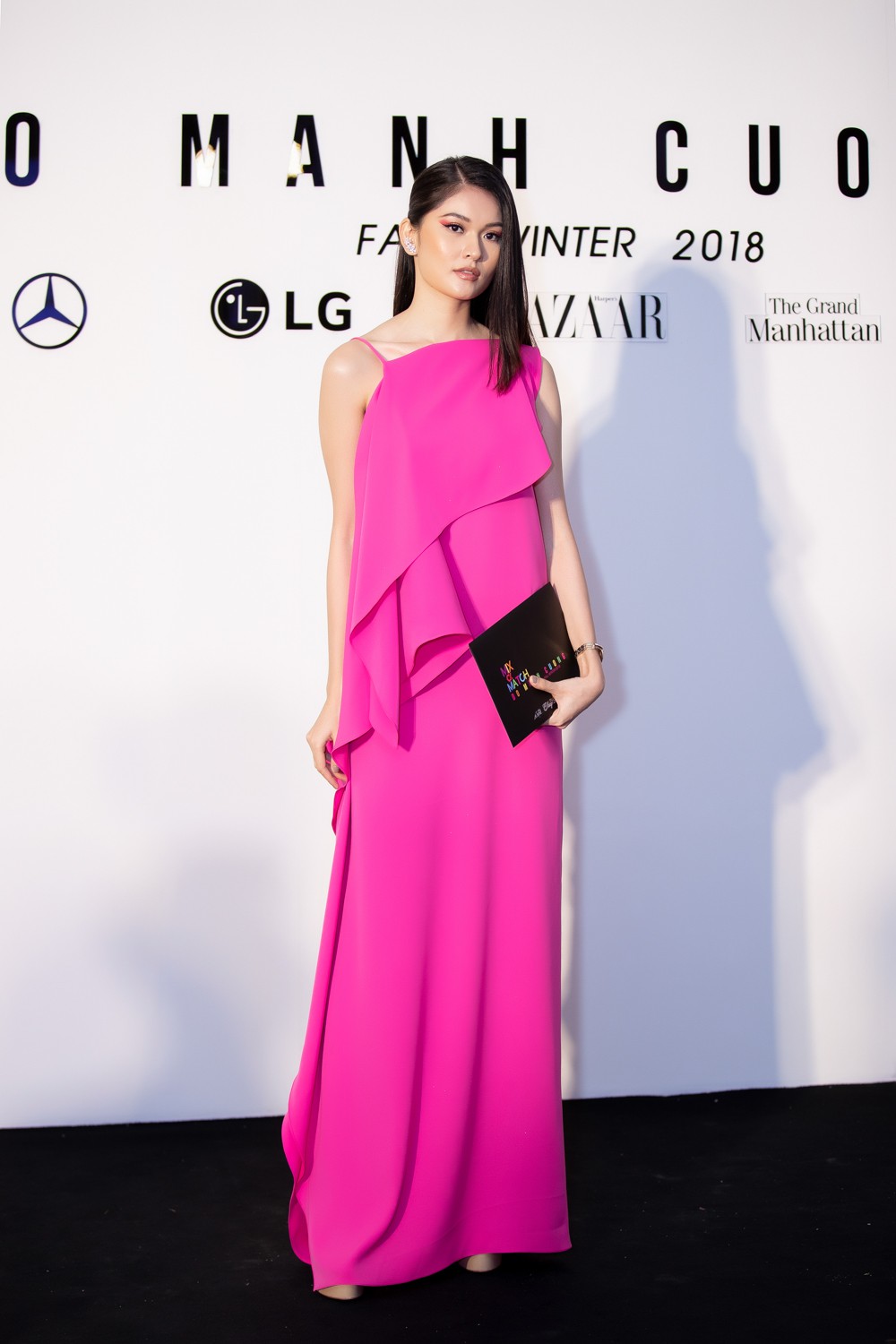 Spotlight thảm đỏ show Đỗ Mạnh Cường: Nước mắt sầu bi của Angela Phương Trinh và khuôn ngực phồn thực của Kỳ Duyên