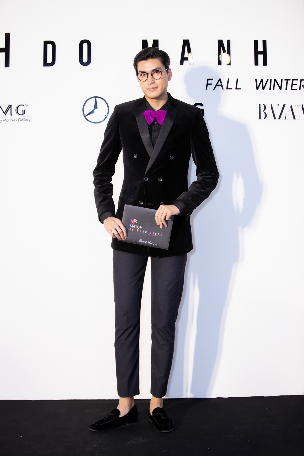 Spotlight thảm đỏ show Đỗ Mạnh Cường: Nước mắt sầu bi của Angela Phương Trinh và khuôn ngực phồn thực của Kỳ Duyên