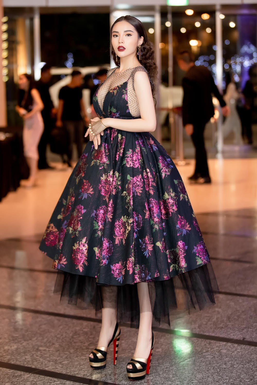 Spotlight thảm đỏ show Đỗ Mạnh Cường: Nước mắt sầu bi của Angela Phương Trinh và khuôn ngực phồn thực của Kỳ Duyên