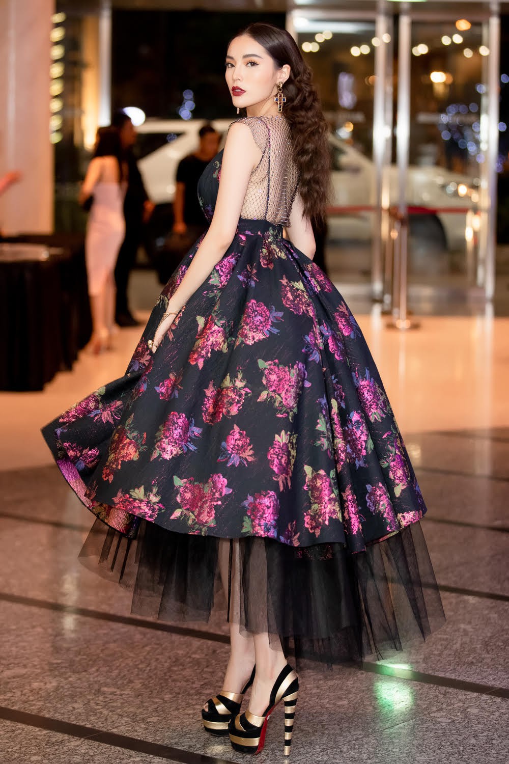 Spotlight thảm đỏ show Đỗ Mạnh Cường: Nước mắt sầu bi của Angela Phương Trinh và khuôn ngực phồn thực của Kỳ Duyên