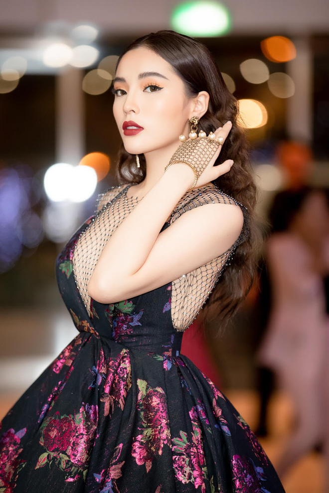 Spotlight thảm đỏ show Đỗ Mạnh Cường: Nước mắt sầu bi của Angela Phương Trinh và khuôn ngực phồn thực của Kỳ Duyên