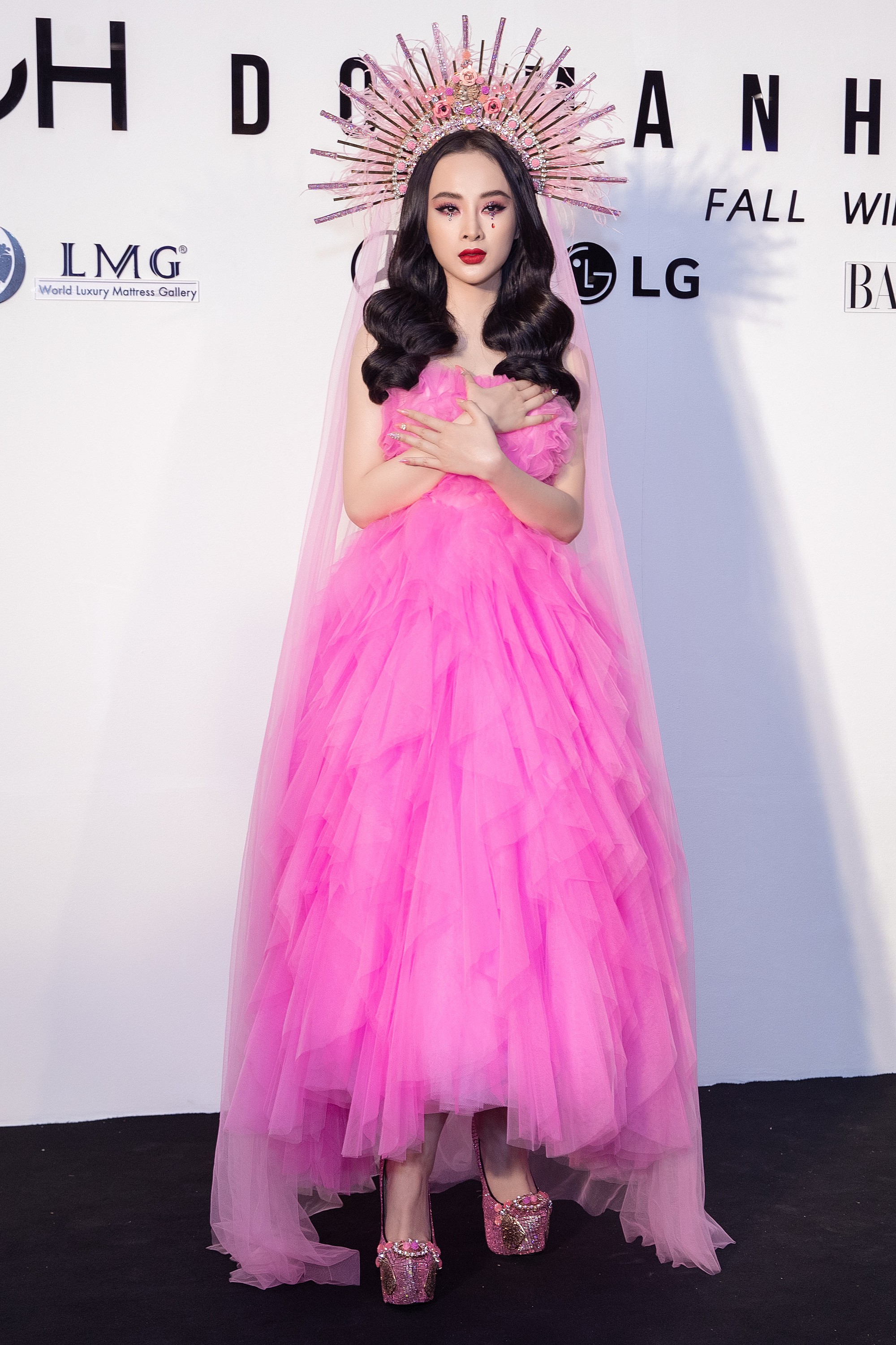 Spotlight thảm đỏ show Đỗ Mạnh Cường: Nước mắt sầu bi của Angela Phương Trinh và khuôn ngực phồn thực của Kỳ Duyên