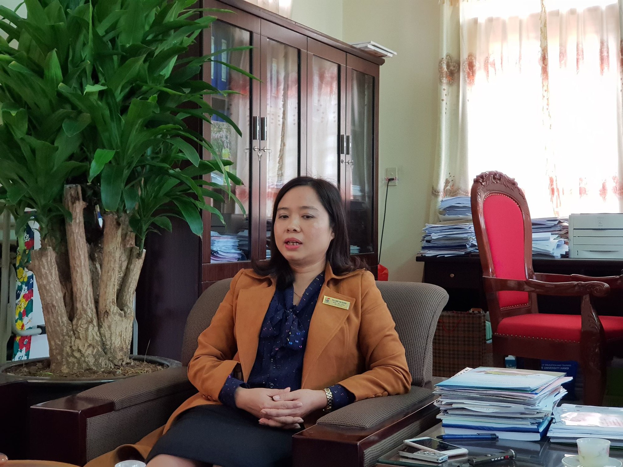 Học sinh lớp 6 lấy 30 triệu đồng của bố đi chia cho cả lớp