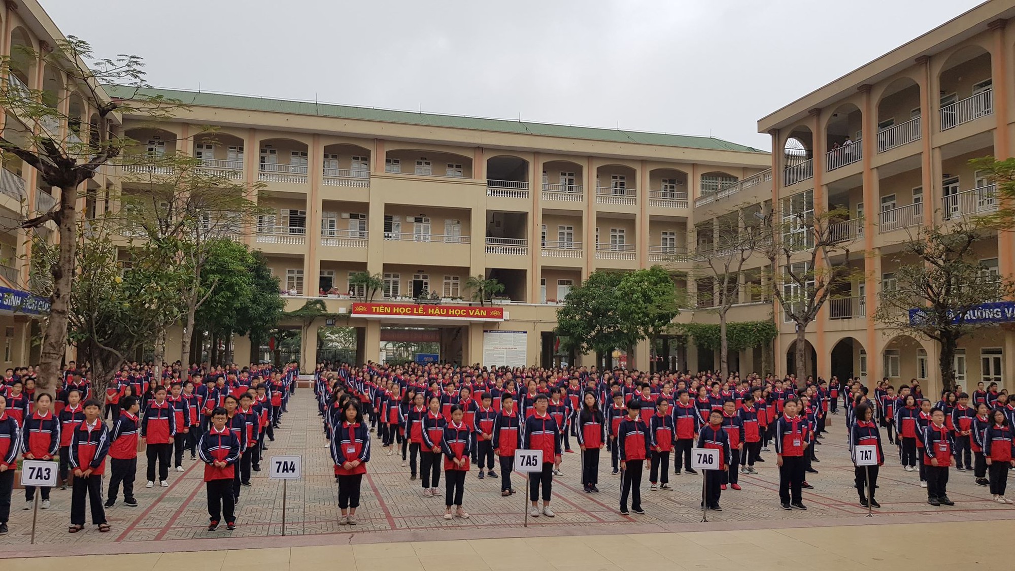 Học sinh lớp 6 lấy 30 triệu đồng của bố đi chia cho cả lớp