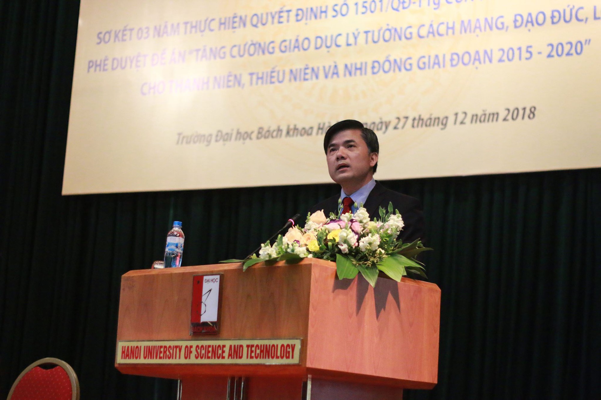 Học sinh lớp 6 lấy 30 triệu đồng của bố đi chia cho cả lớp