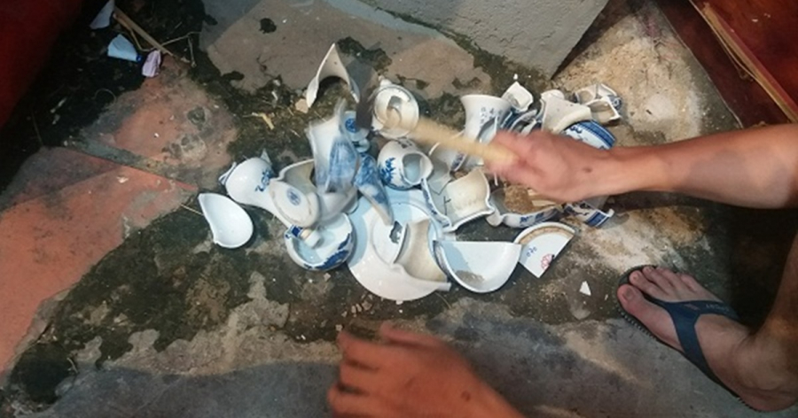 Tuyệt đối không được làm việc này với đồ thờ cũ kẻo gia đình phải gánh hạn nặng, của cải võ cánh bay đi