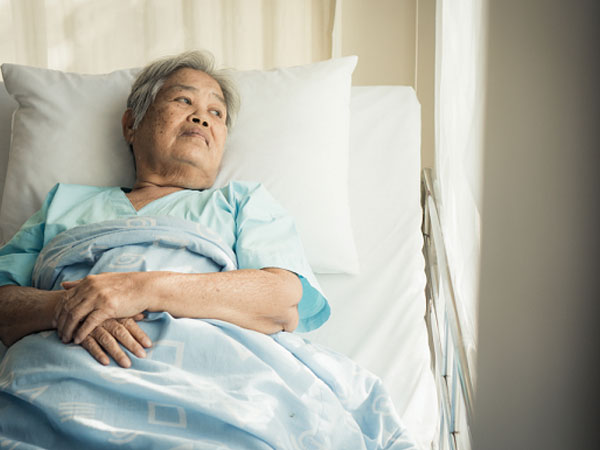 Khi mẹ trút hơi thở cuối cùng, chồng tôi vẫn lạnh lùng nói ra câu nói chua chát này khiến bà chết không nhắm mắt