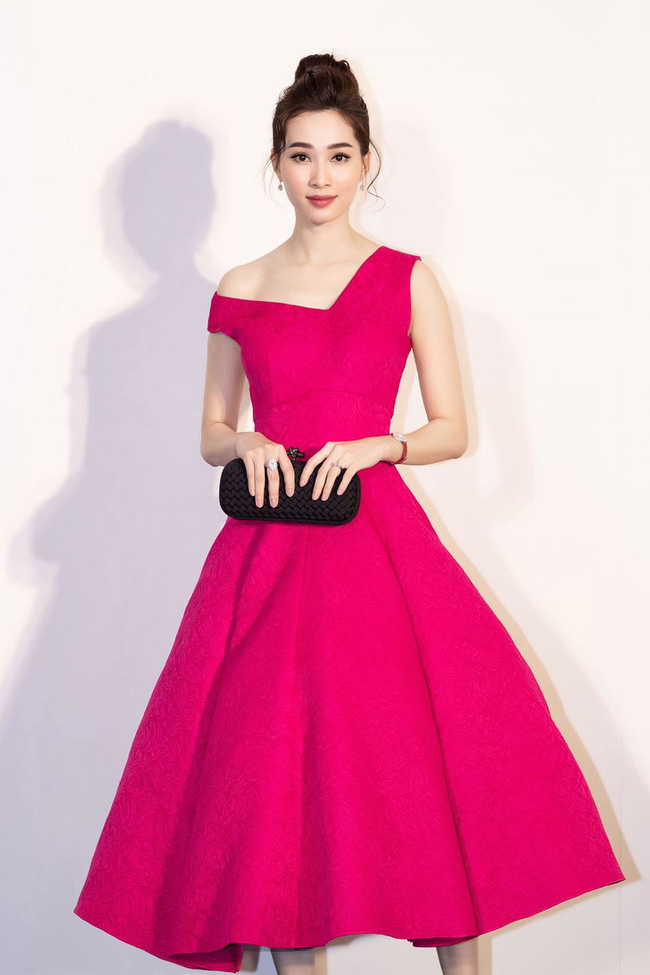 Diện đầm hồng chóe, mẹ 1 con Thu Thảo đẹp ngang ngửa nàng Hậu 18 tuổi Tiểu Vy: Đỉnh cao nhan sắc chính là đây!