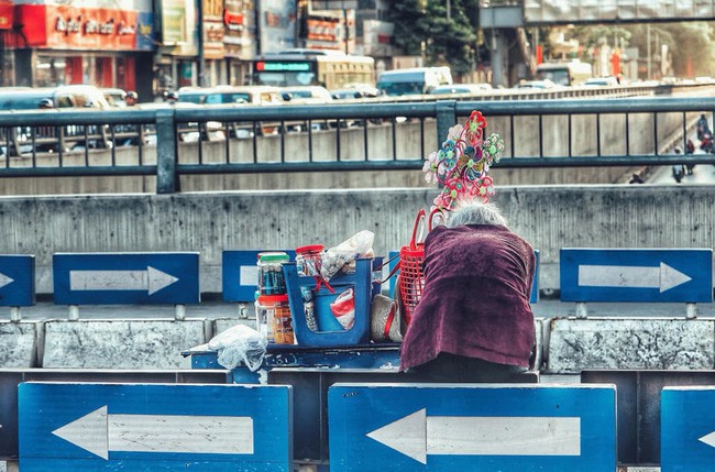 Ngày cuối năm, nhói lòng nhìn cụ bà gần đất xa trời gục mặt vào gánh hàng rong giữa ngã tư Hà Nội