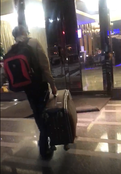 Clip: Xuất hiện người phụ nữ lạ mặt lén đến đón người trong đoàn 152 du khách Việt bỏ trốn