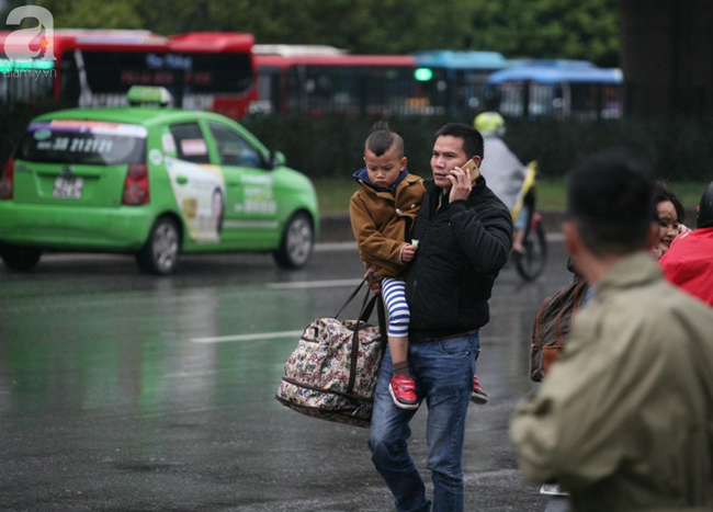 Người Hà Nội vật vã đội mưa và giá rét về quê nghỉ Tết dương lịch
