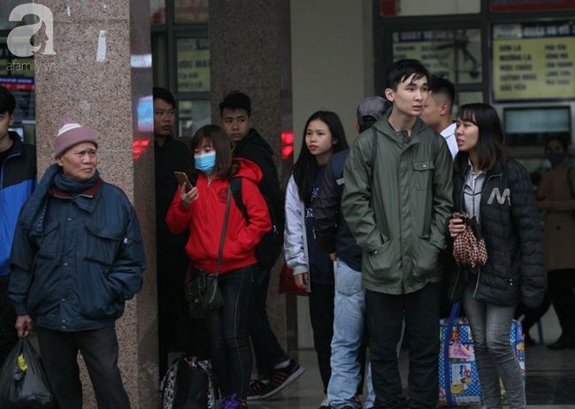 Người Hà Nội vật vã đội mưa và giá rét về quê nghỉ Tết dương lịch