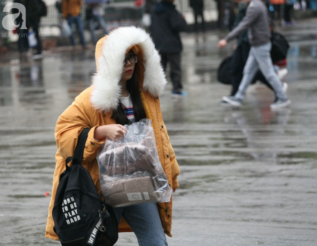 Người Hà Nội vật vã đội mưa và giá rét về quê nghỉ Tết dương lịch