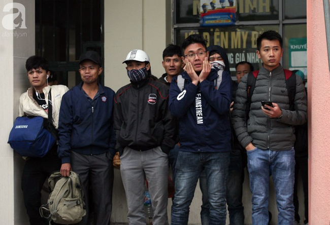 Người Hà Nội vật vã đội mưa và giá rét về quê nghỉ Tết dương lịch