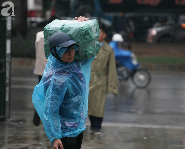 Người Hà Nội vật vã đội mưa và giá rét về quê nghỉ Tết dương lịch