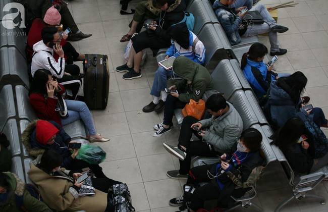 Người Hà Nội vật vã đội mưa và giá rét về quê nghỉ Tết dương lịch