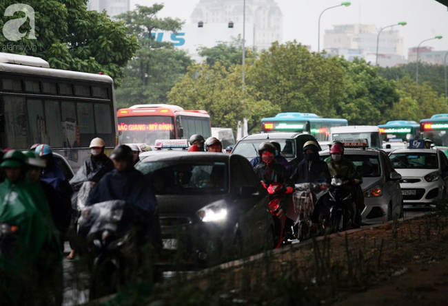 Người Hà Nội vật vã đội mưa và giá rét về quê nghỉ Tết dương lịch