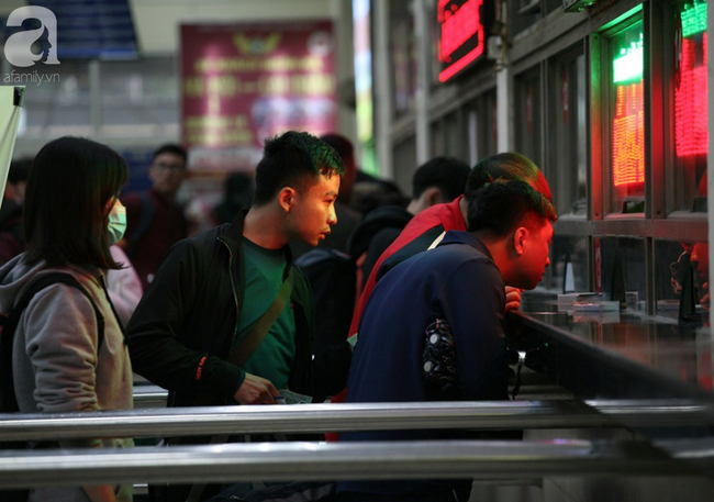 Người Hà Nội vật vã đội mưa và giá rét về quê nghỉ Tết dương lịch