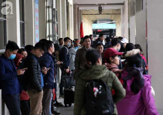 Người Hà Nội vật vã đội mưa và giá rét về quê nghỉ Tết dương lịch