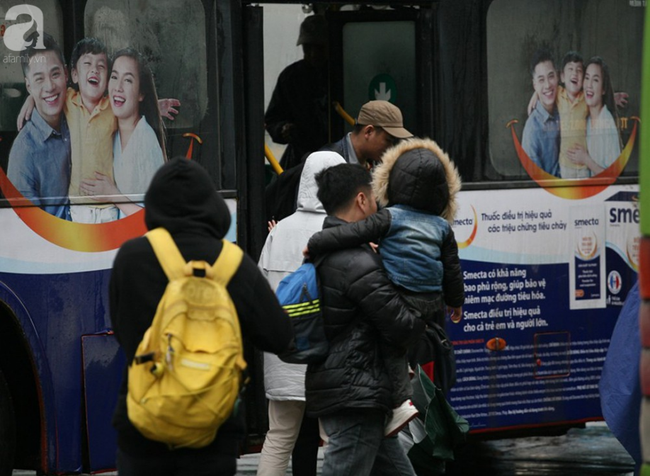 Người Hà Nội vật vã đội mưa và giá rét về quê nghỉ Tết dương lịch