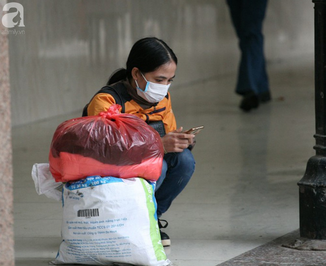 Người Hà Nội vật vã đội mưa và giá rét về quê nghỉ Tết dương lịch