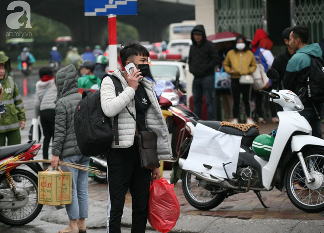 Người Hà Nội vật vã đội mưa và giá rét về quê nghỉ Tết dương lịch Người Hà Nội vật vã đội mưa và giá rét về quê nghỉ Tết dương lịch